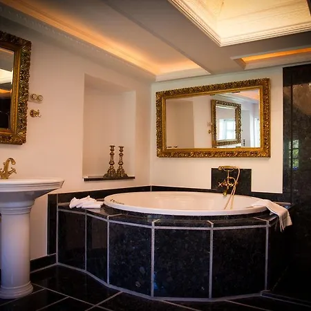Skrobelev Gods Manor House Hotel 4*